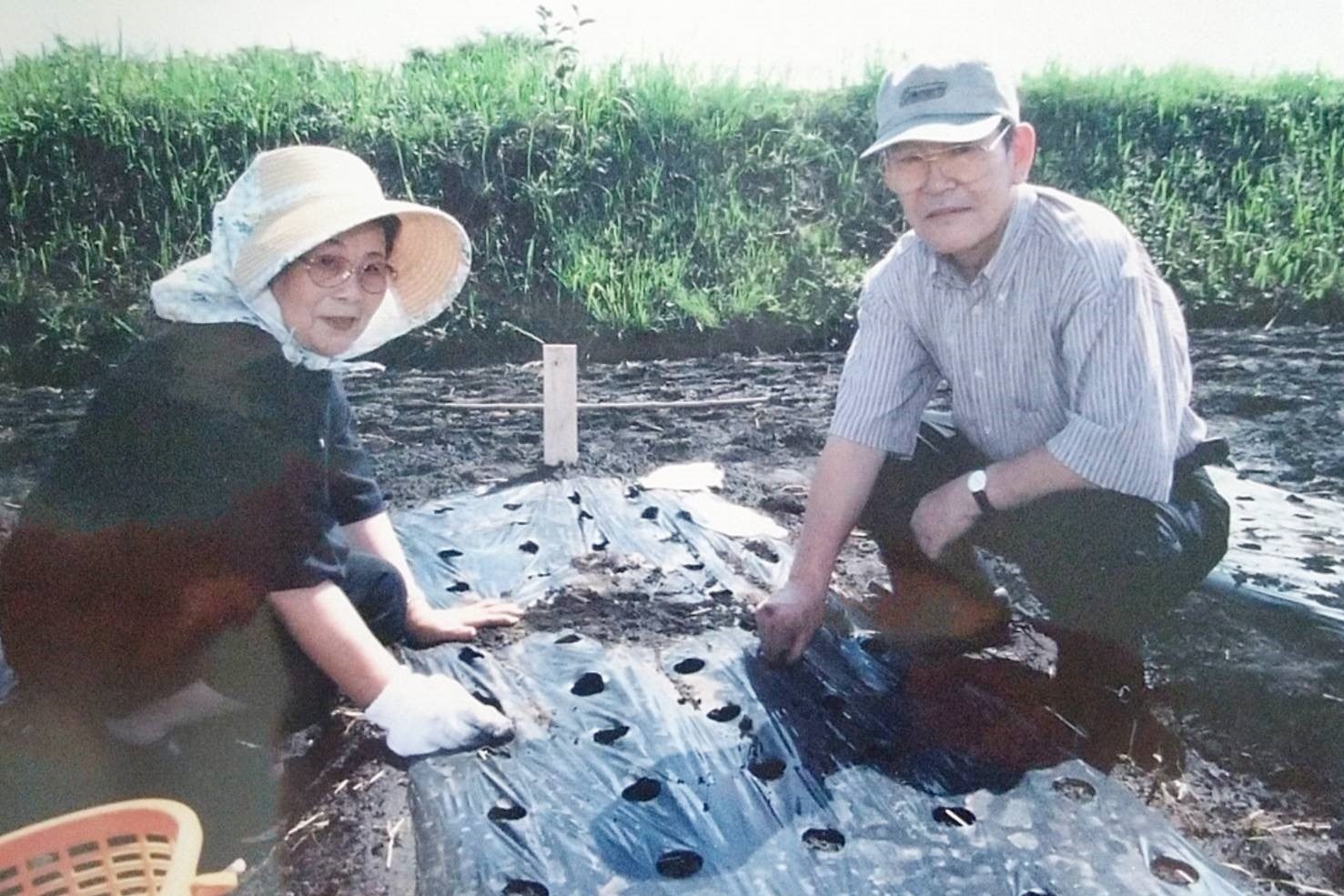 ▲妻、泰子とにんにくの植え付け作業に勤しむ創業者・本多荘輔