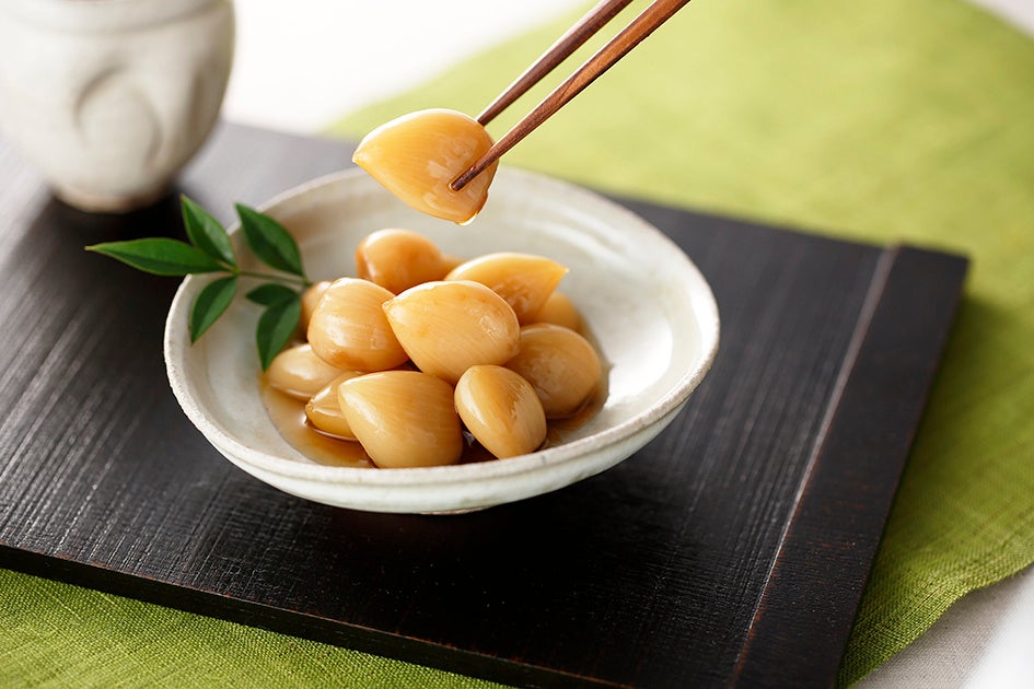 ▲甘酸っぱい味がやみつきになる＜美味しいにんにくの黒酢漬け＞