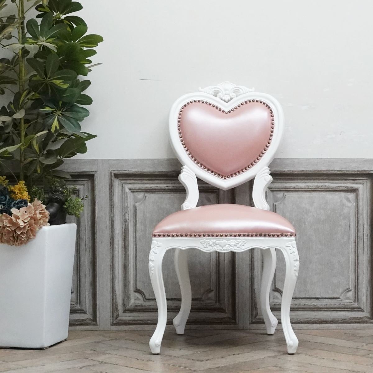 ドレッサー周りを可愛らしく仕上げるならピンクチェアが必須 最新ロココ調家具をご紹介 クラシックデモダン 有限会社フレックスのプレスリリース ドレッサー周りを可愛らしく仕上げるならピンクチェアが必須 最新ロココ調家具をご紹介 クラシックデモダン 有限会社フレックスのプレスリリース