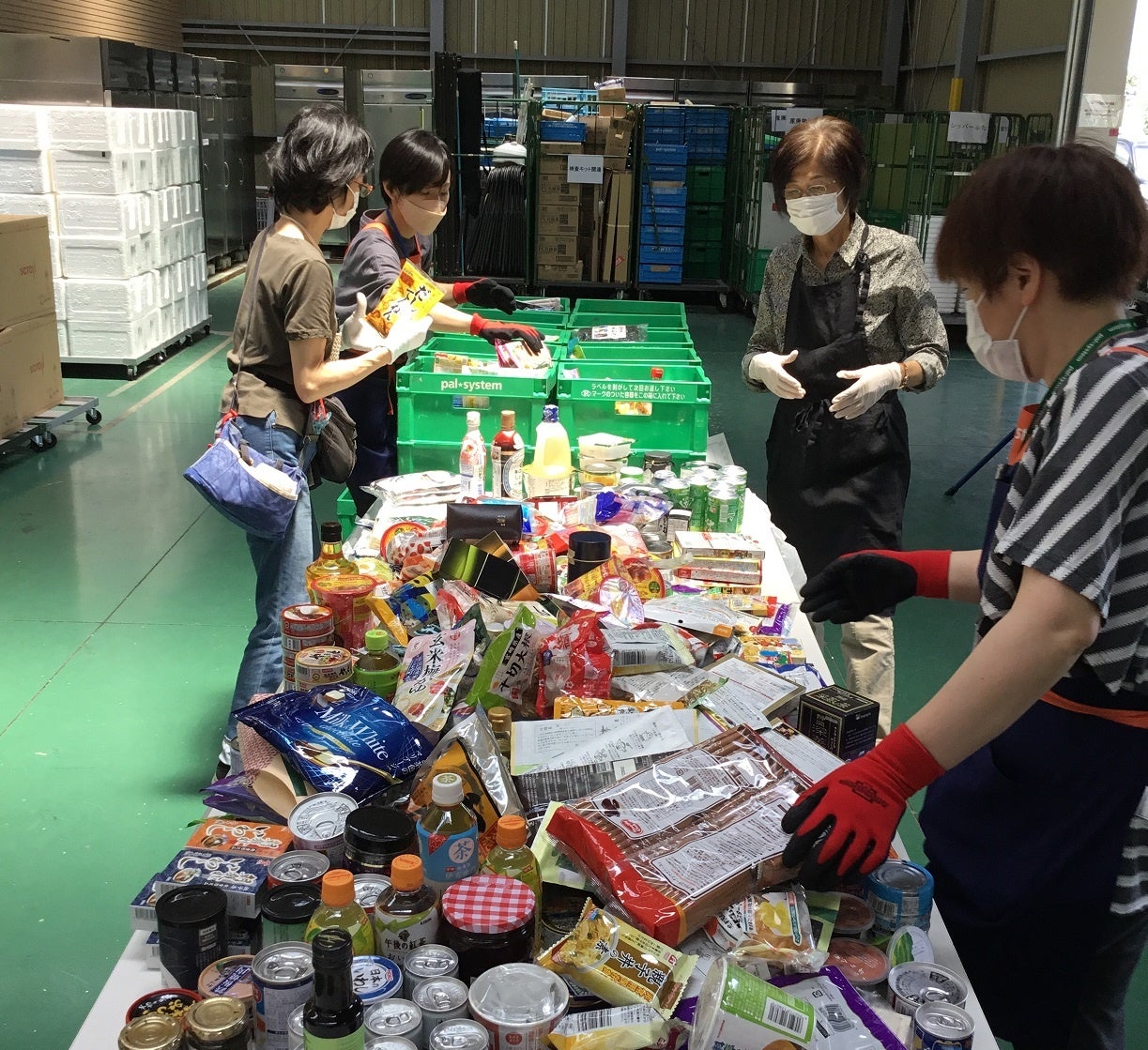 ボランティアによる仕分け作業