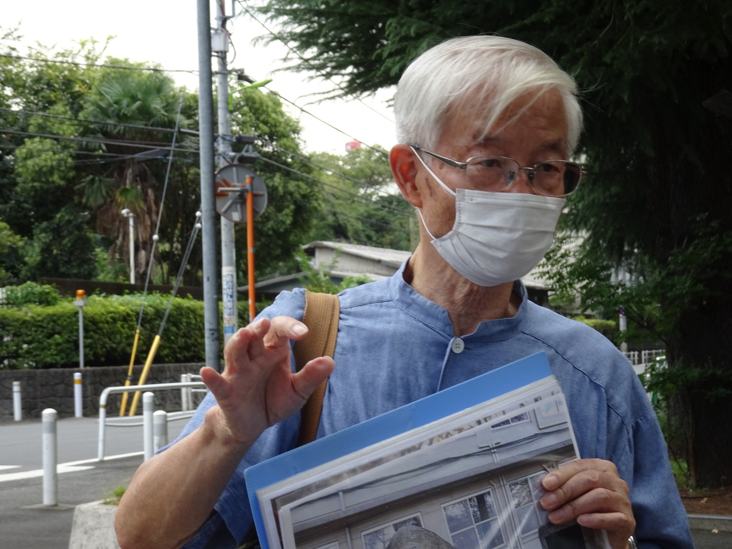 戦跡で当時の状況を説明する東海林さん（2022年9月）