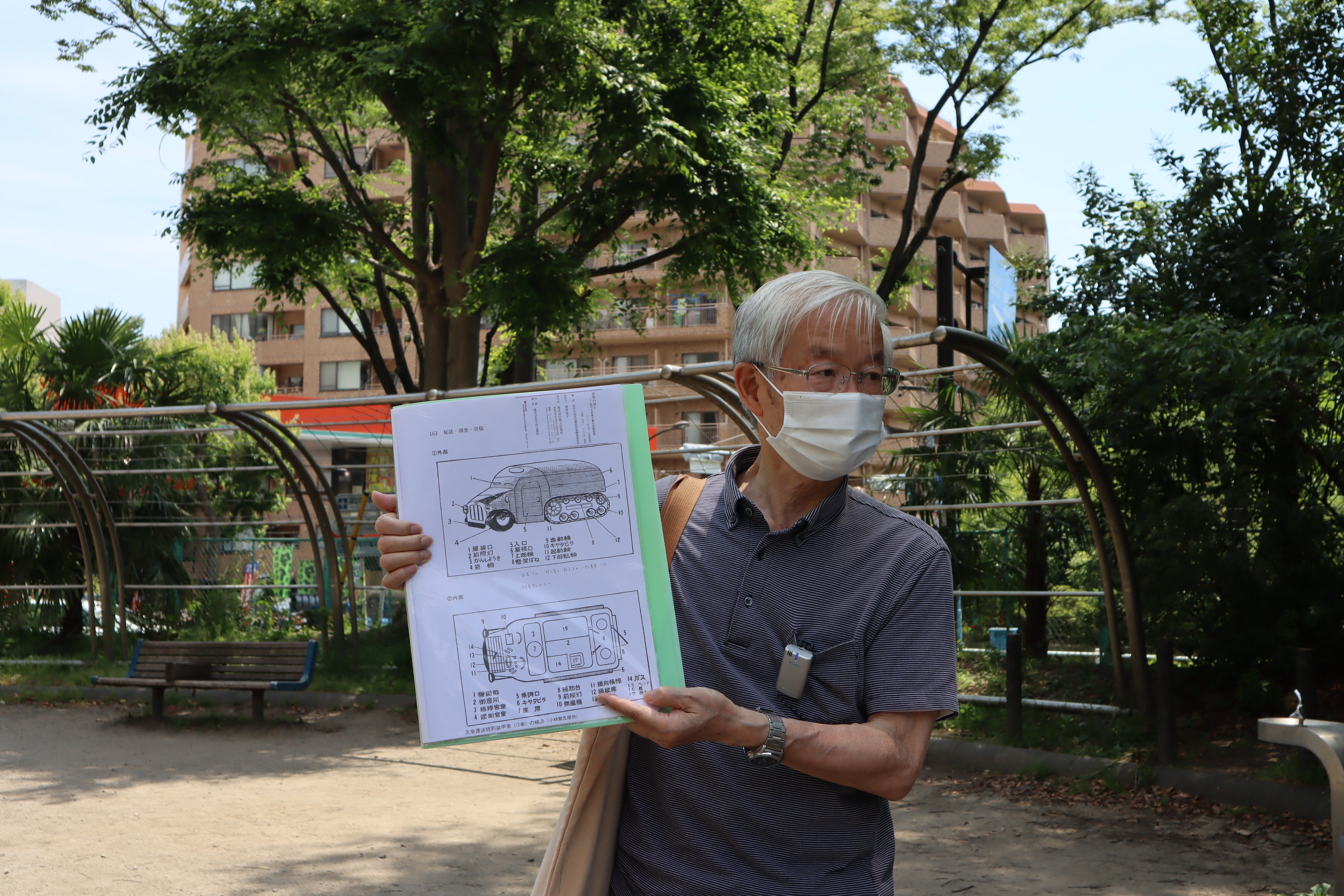 戦跡で当時の状況を説明する東海林さん(2021年)