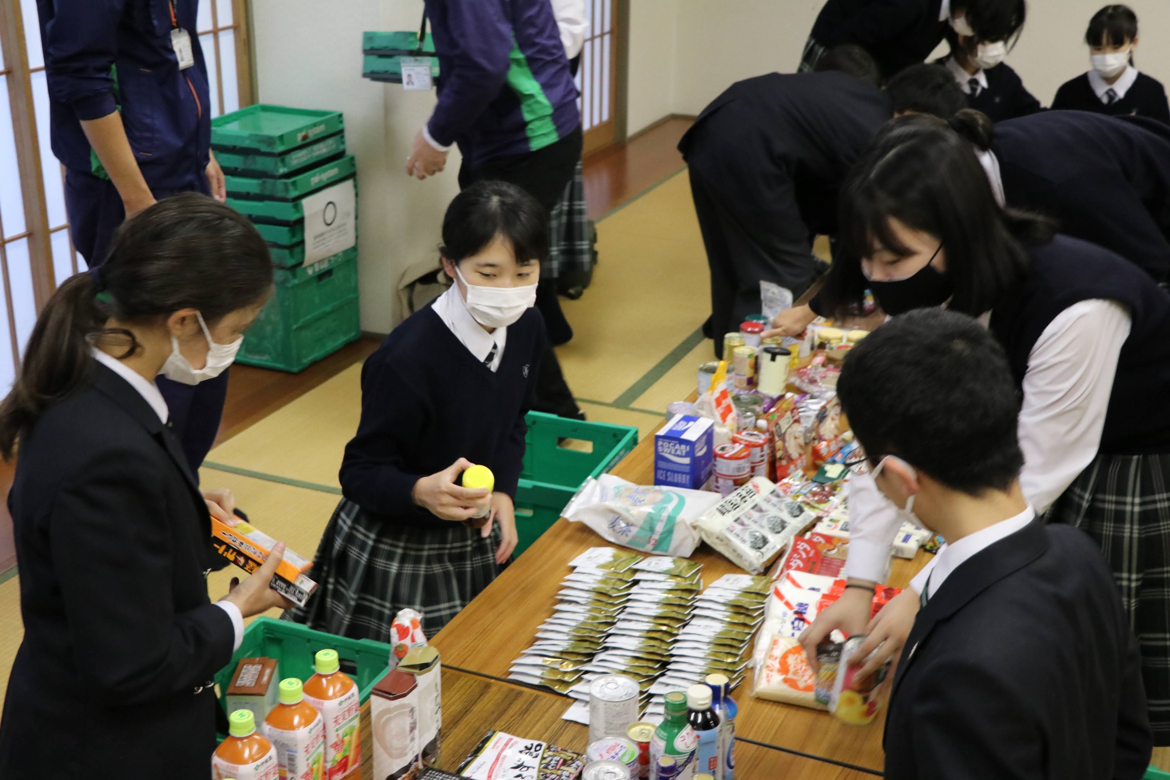 生徒自身の手で一つ一つの食品の賞味期限などを確認