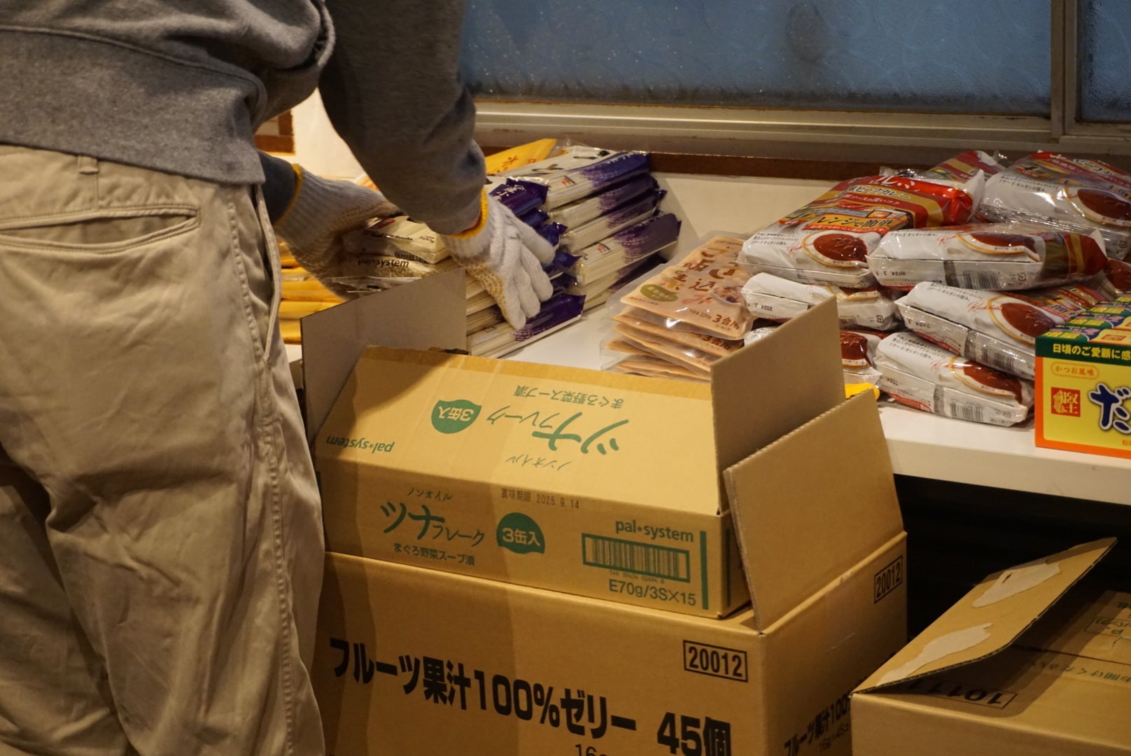 箱詰め作業を担当する品川区「子ども若者フリースペース」の若者