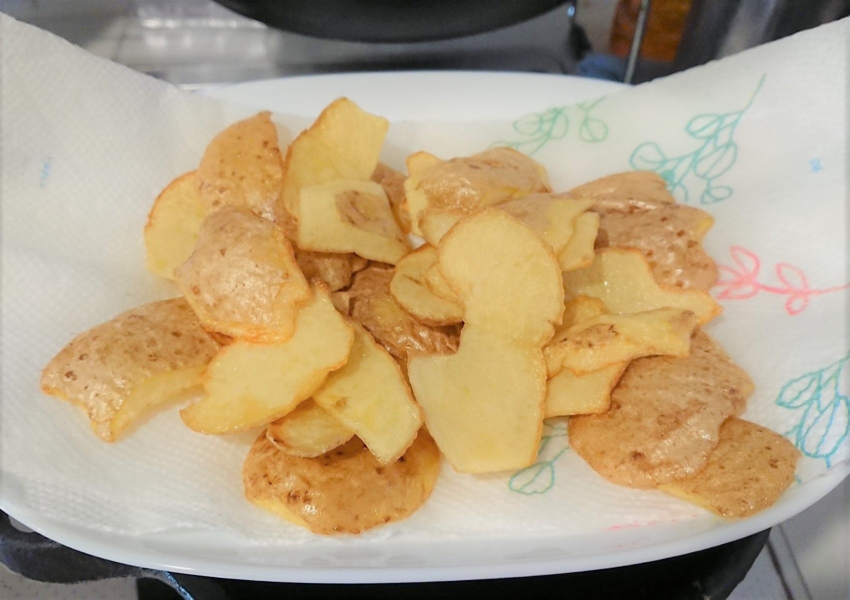 ジャガイモ皮を揚げてポテチ風に