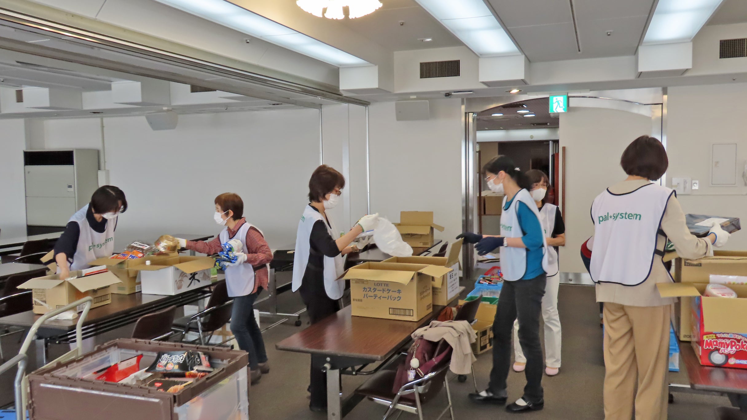 仕分け作業ボランティアの様子