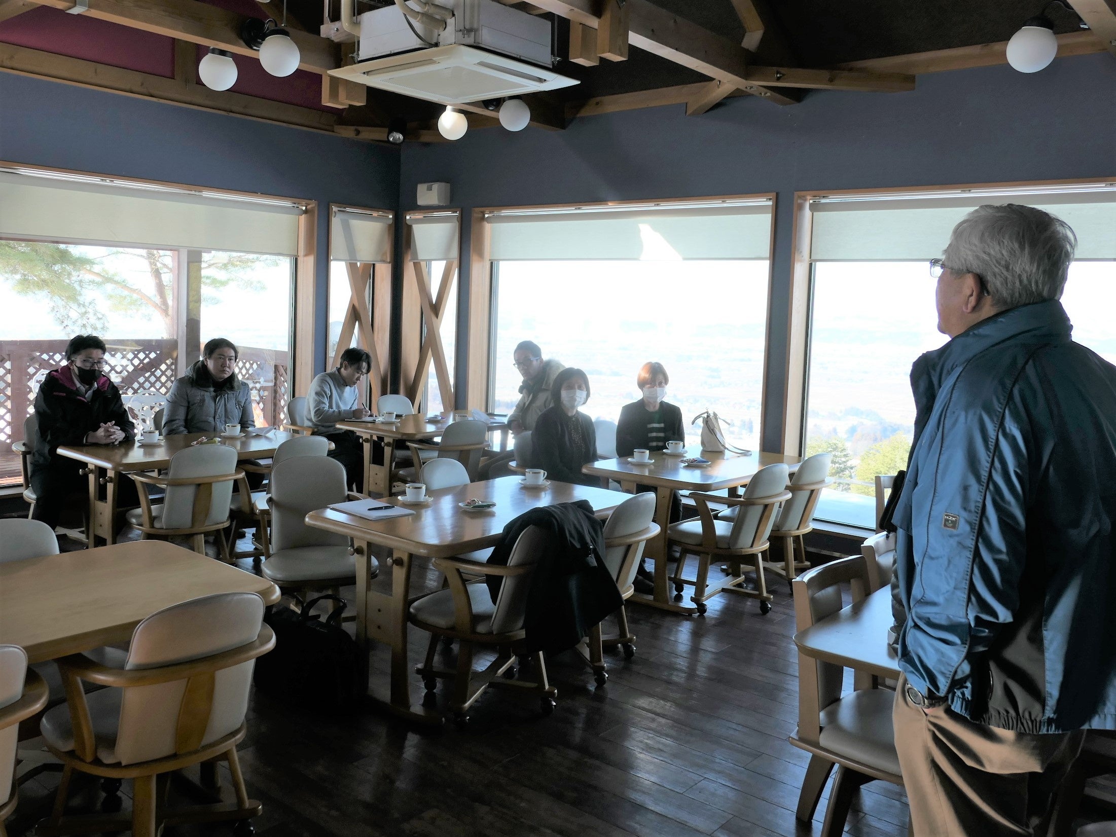 参加者へ説明する佐藤さん