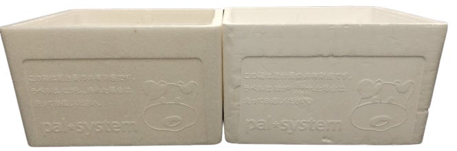 若干黄色味がある100%再生材使用の保冷シッパー(左)と現行のバージン原料品(右)
