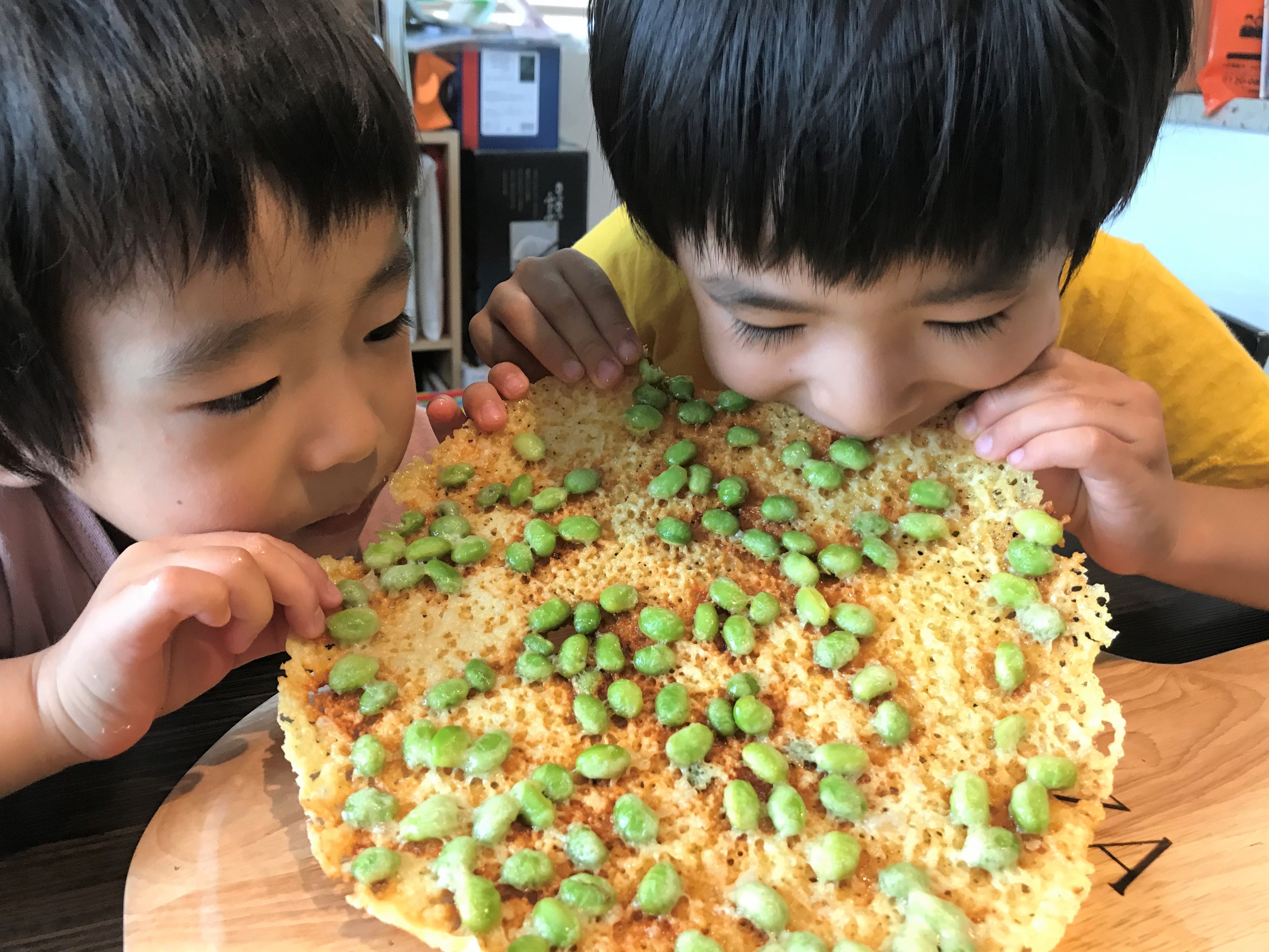 収穫した枝豆を味わう子ども達