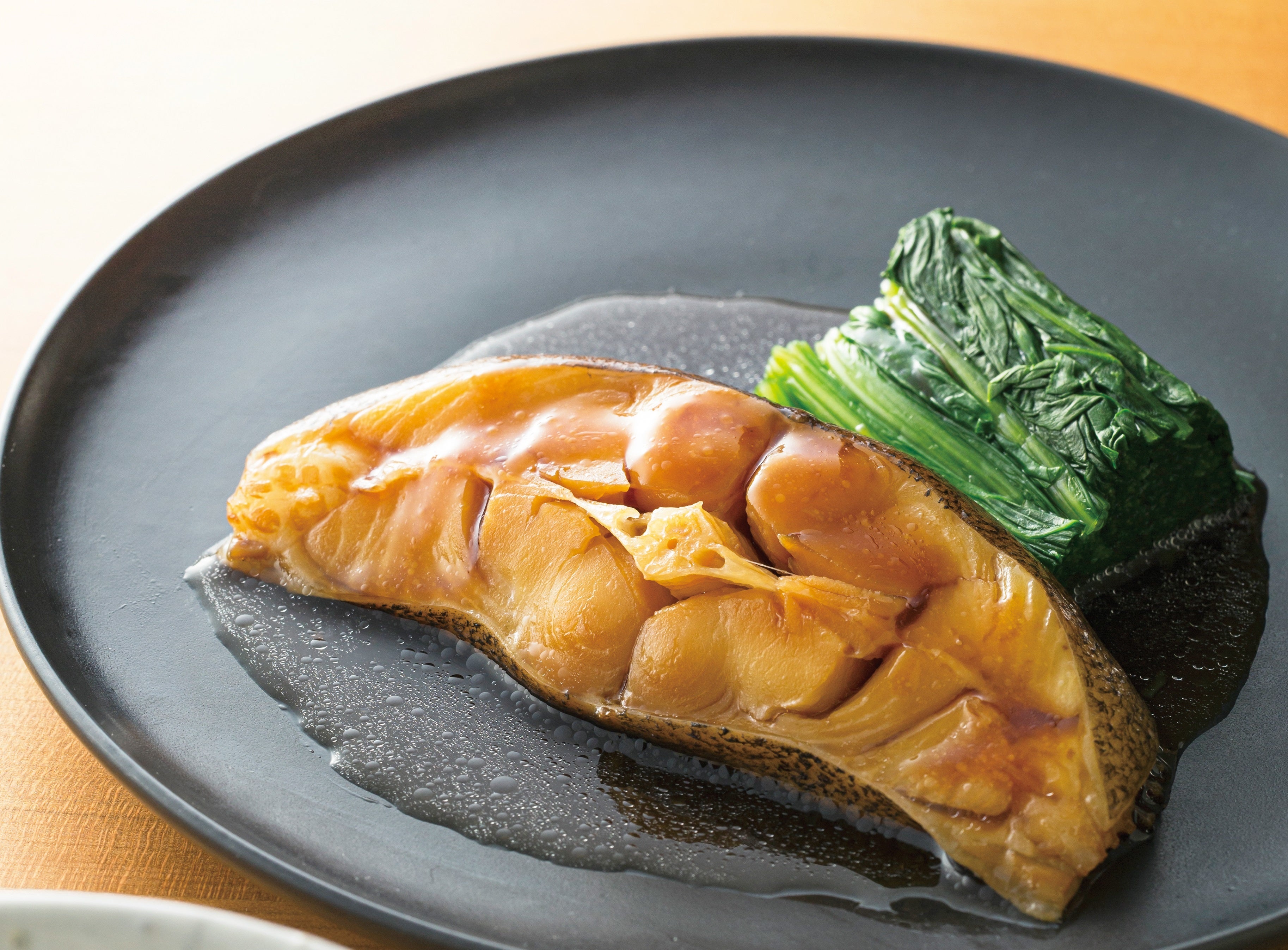 淡白な持ち味を甘めに仕上げた「魚河岸食堂のかれい煮付」