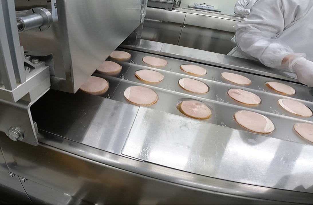 パル・ミート山形事業所内の作業風景