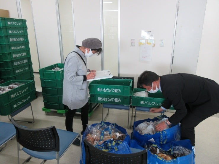 パンを受け取りに来るフードバンクやNPOのスタッフ。現在は八王子以外にも立川、池袋で活動する団体に提供しています。うまく行き渡るように、松下さんが毎月調整しています。