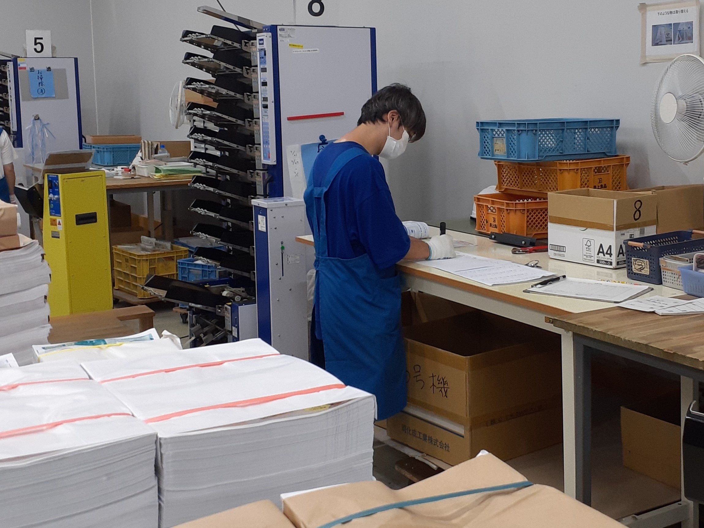 ▲宅配利用者へ届ける大量のカタログをセット