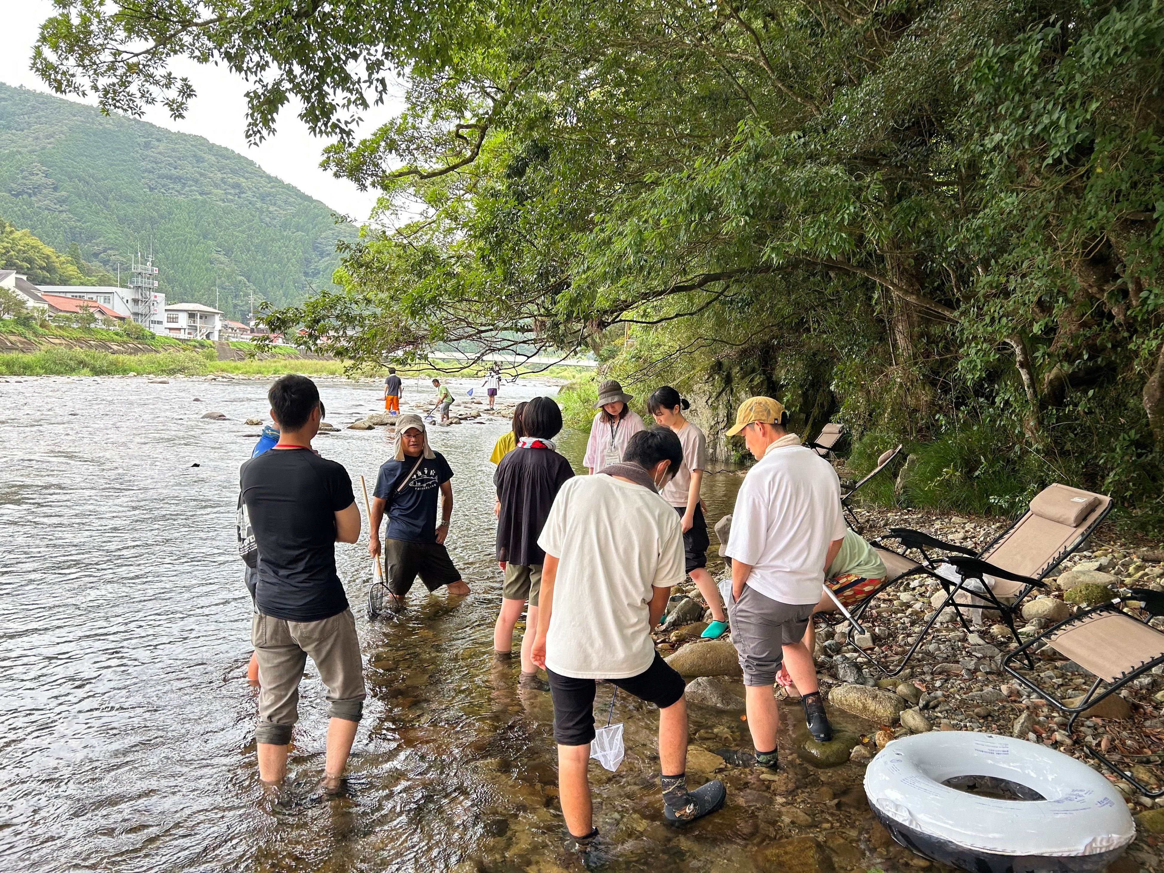 ▲天然アユなど高津川の生き物を観察する「ガサガサ体験」