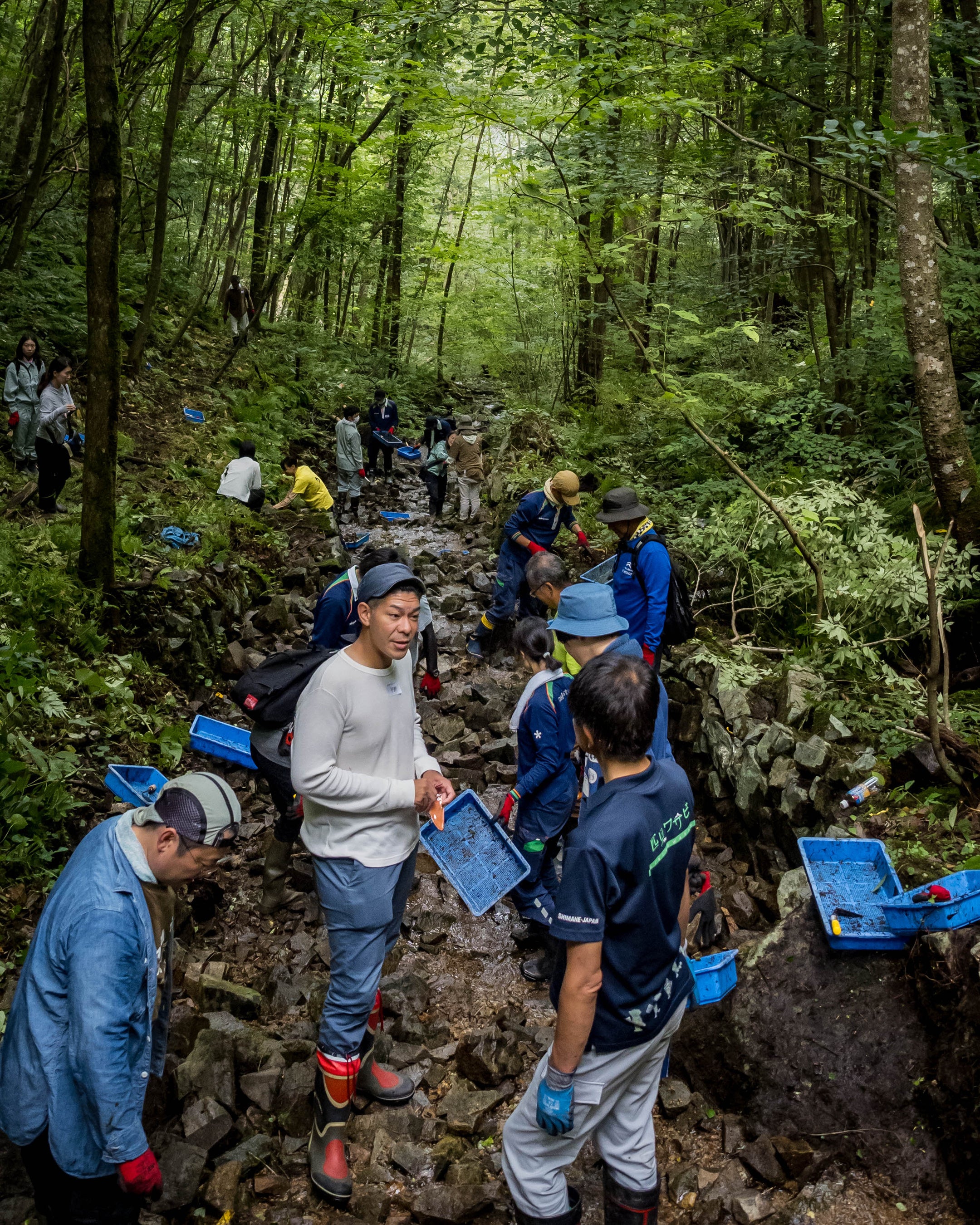 ▲放棄されていたワサビ谷の復旧作業を体験