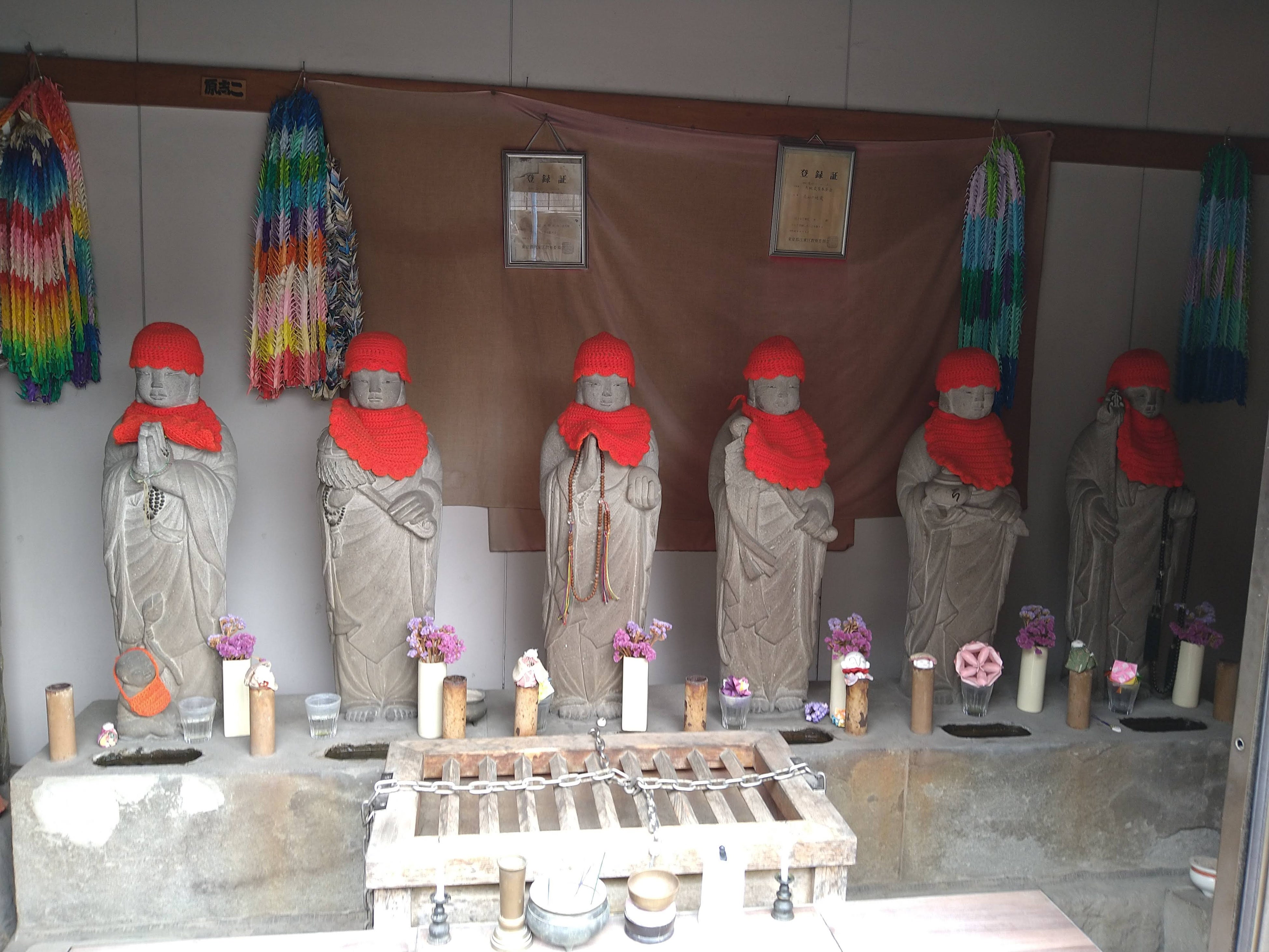 ▲六地蔵・戦災殉難者供養碑