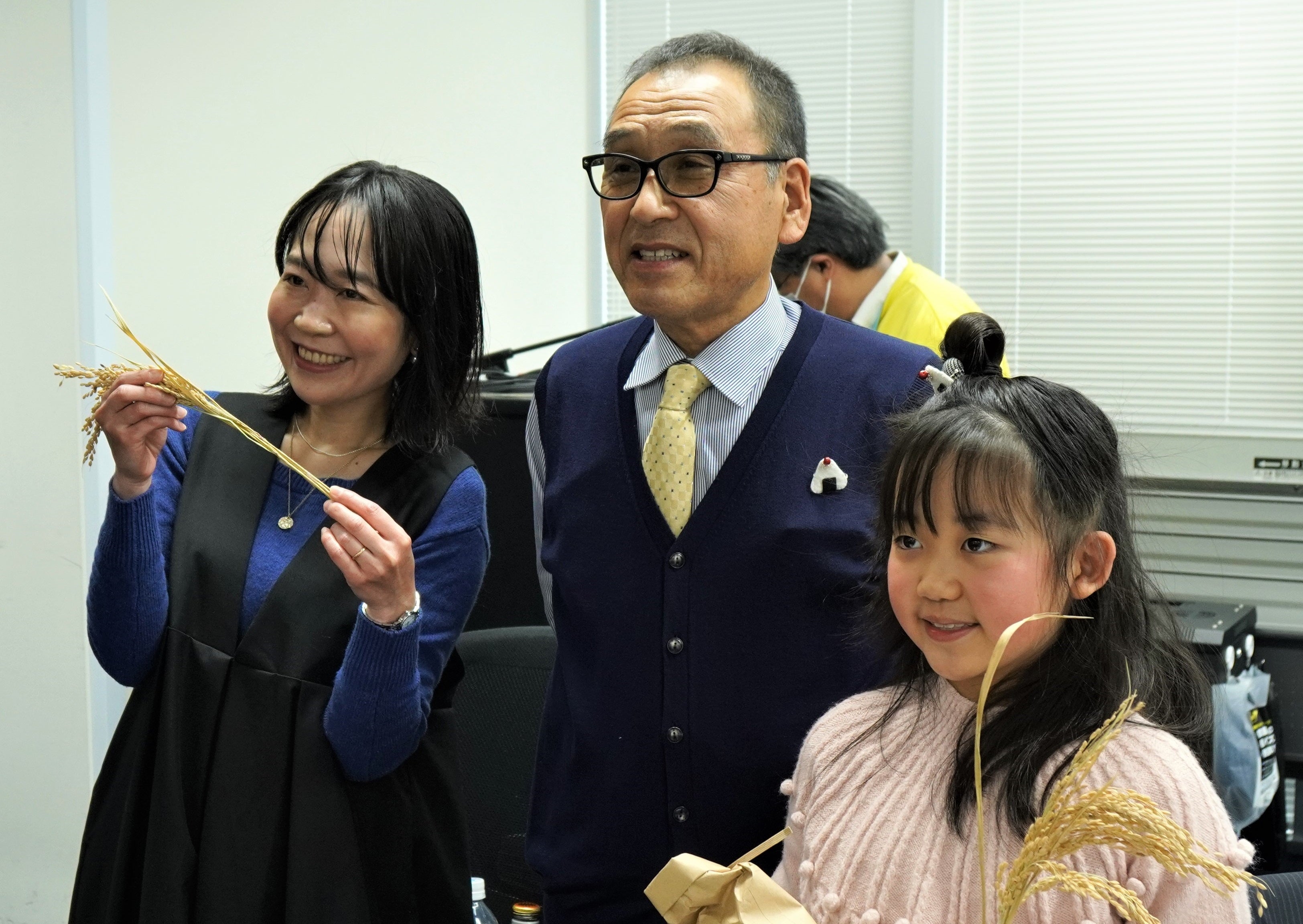 ▲昨年度来訪した山本さんにはファンのこどもが手作りおにぎりバッチをプレゼント