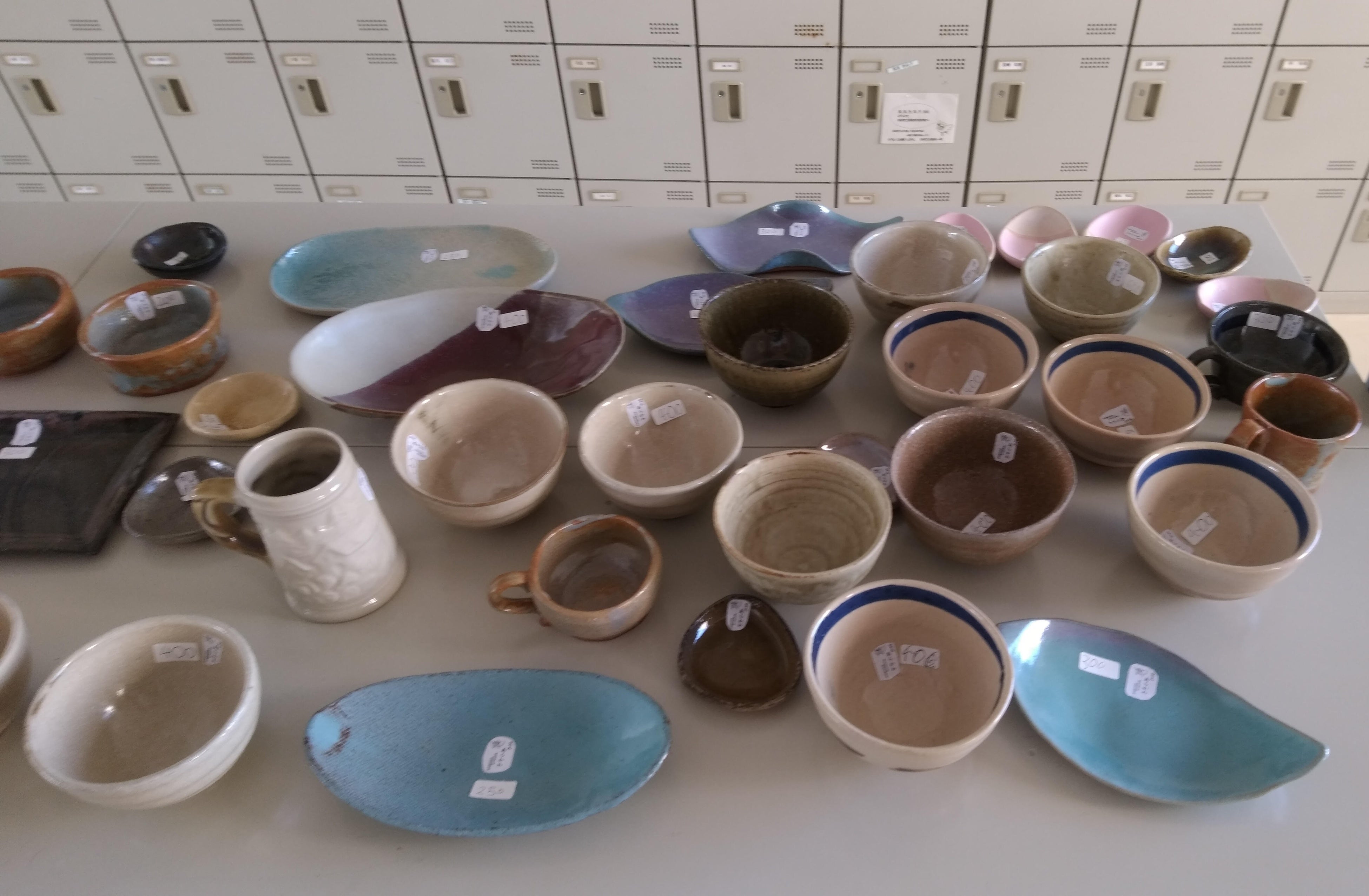 ▲ふだんは学校内の生産物展示・頒布所で販売する生徒たちの作品