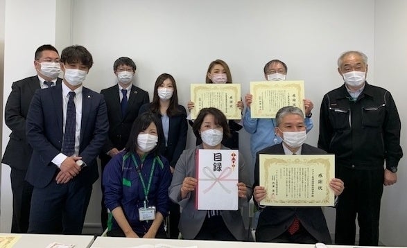 生産関係者に感謝状と目録を贈呈