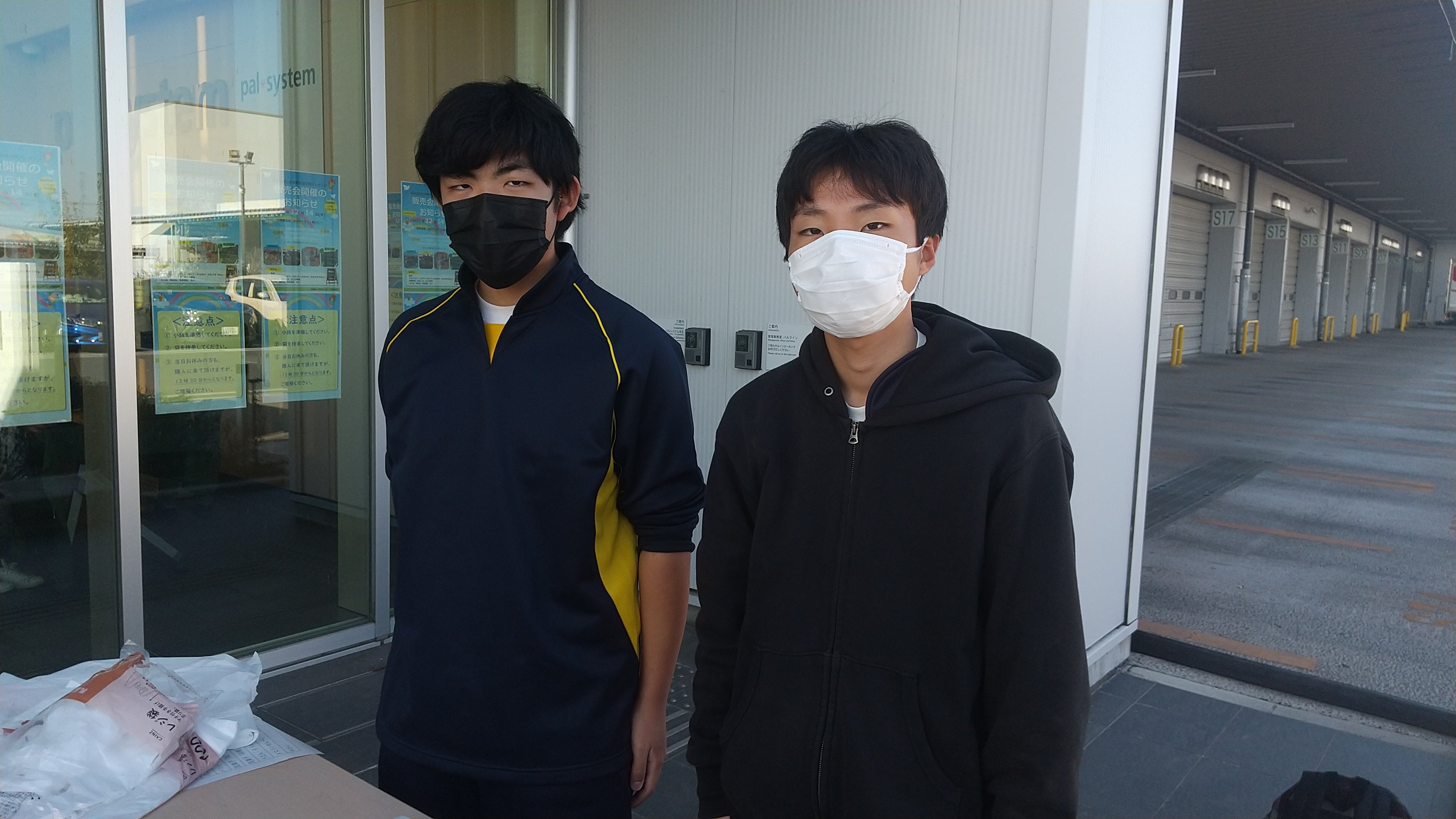 ▲野菜販売を担当した土屋琉翔さん（左）と稲葉朋希さん(右)