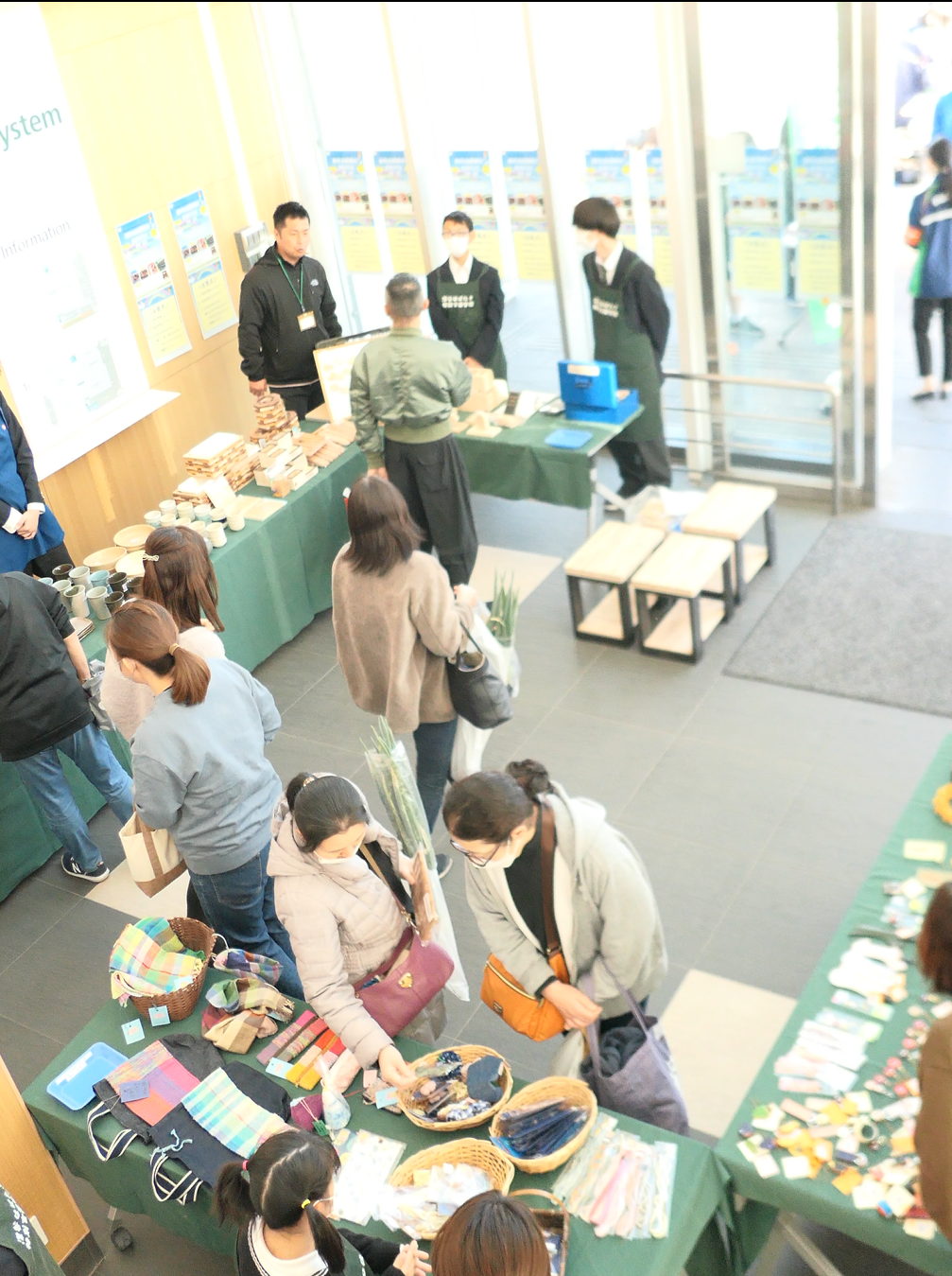 ▲野菜を抱えながら工芸品を購入する社員たち