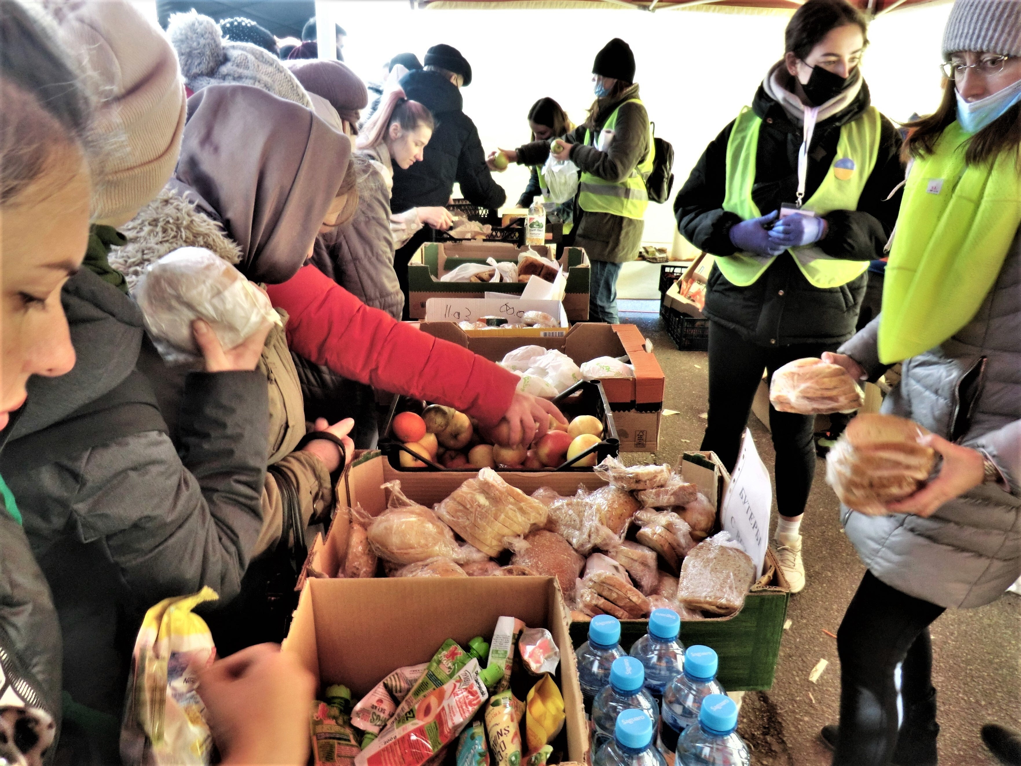ポーランドのワルシャワ中央駅前の食料配給所（2022年3月11日撮影）©AAR Japan［難民を助ける会］