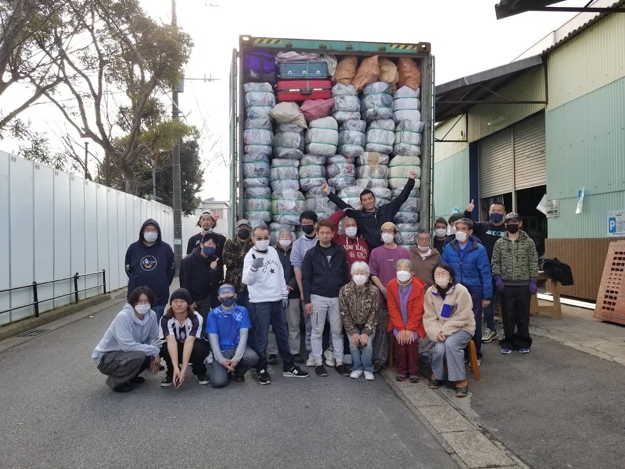 輸出用コンテナ積み込み作業後の協力団体とJFSAスタッフ