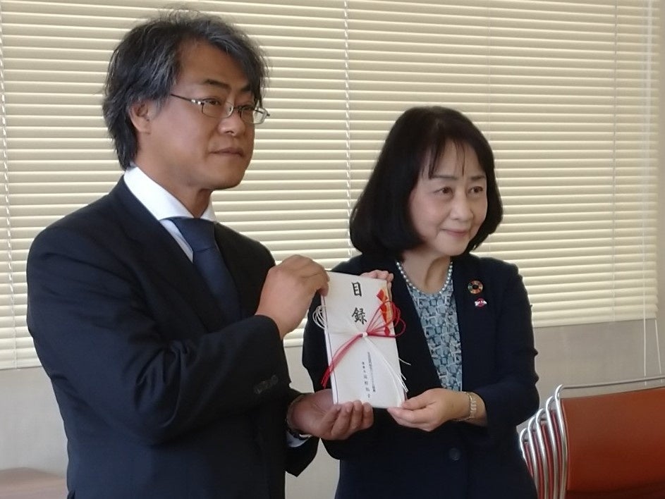 木村准教授(左)へ目録を渡す高野理事長