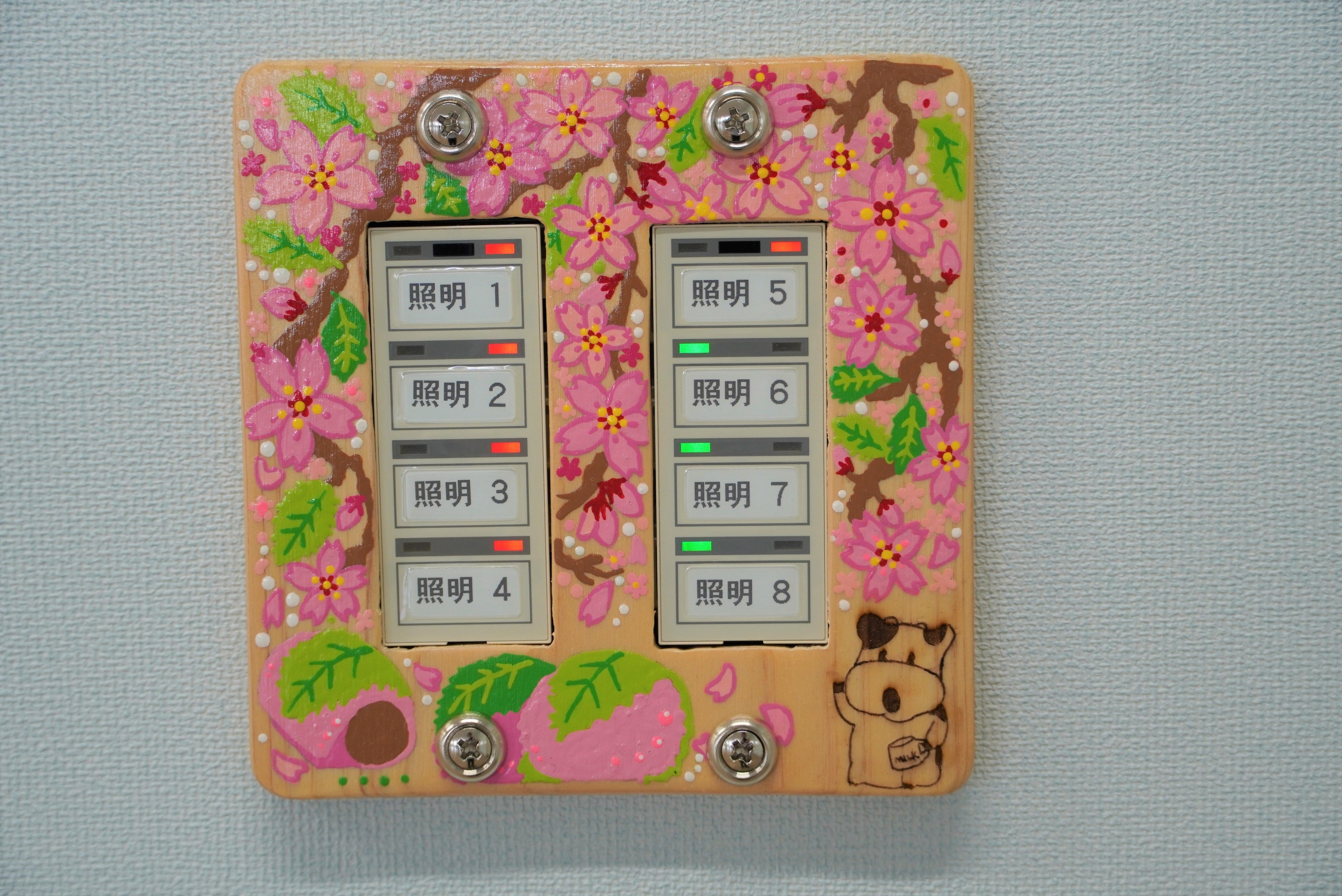 手づくりの木製プレートを採用