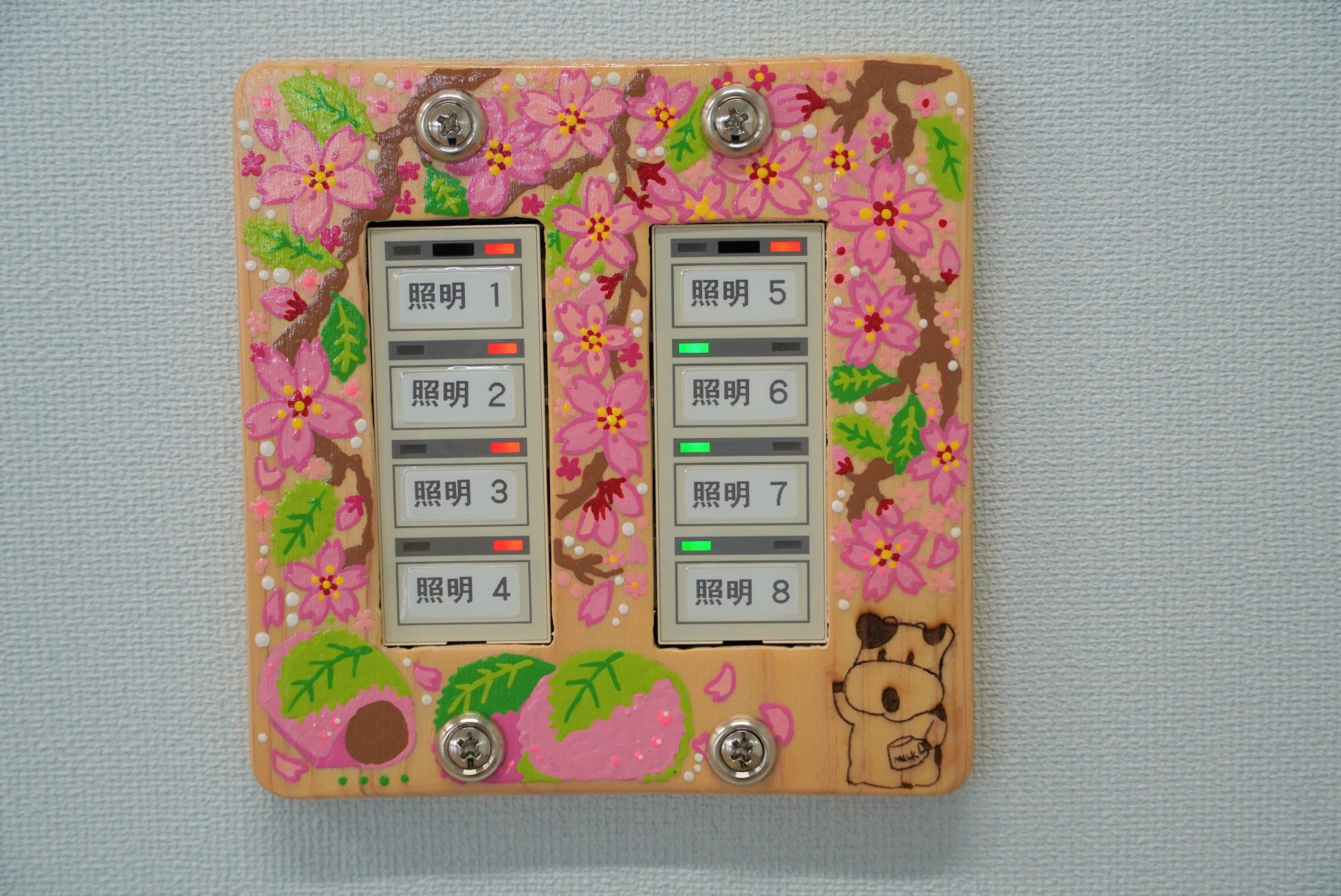 手づくりの木製プレートを採用