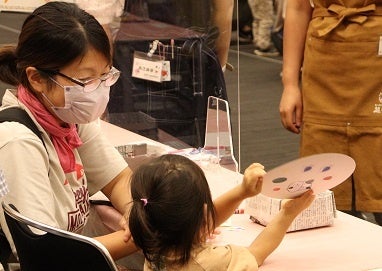 お気に入りの絵を描く手作りうちわが人気