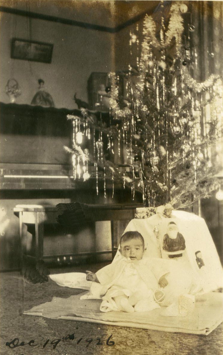 幼少時の明子さんとピアノ