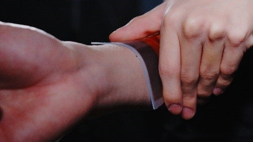 共同開発した「フレキシブル超音波センサ」。柔軟性があり、腕の様な曲面にフィットします。