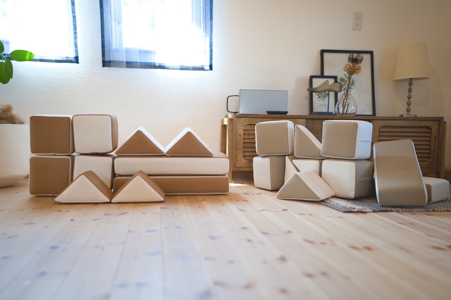 左：キャメル　右：サンドカラー