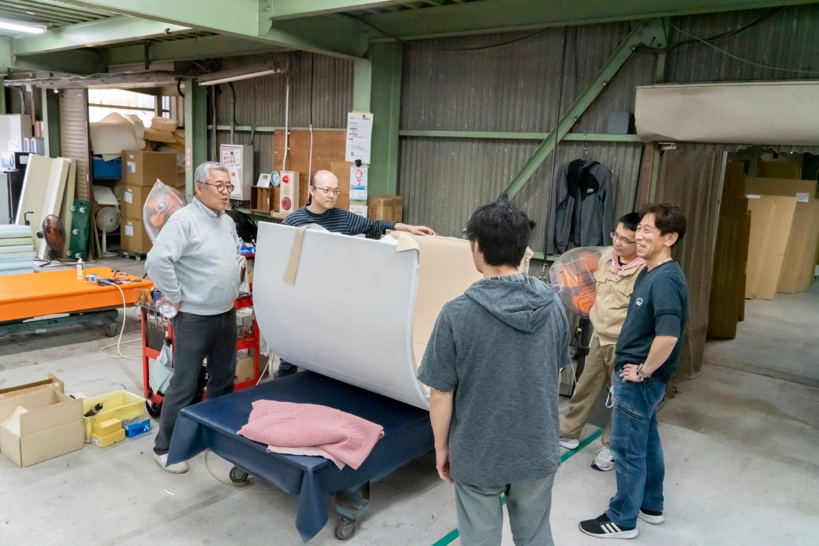 社内で打合せする様子