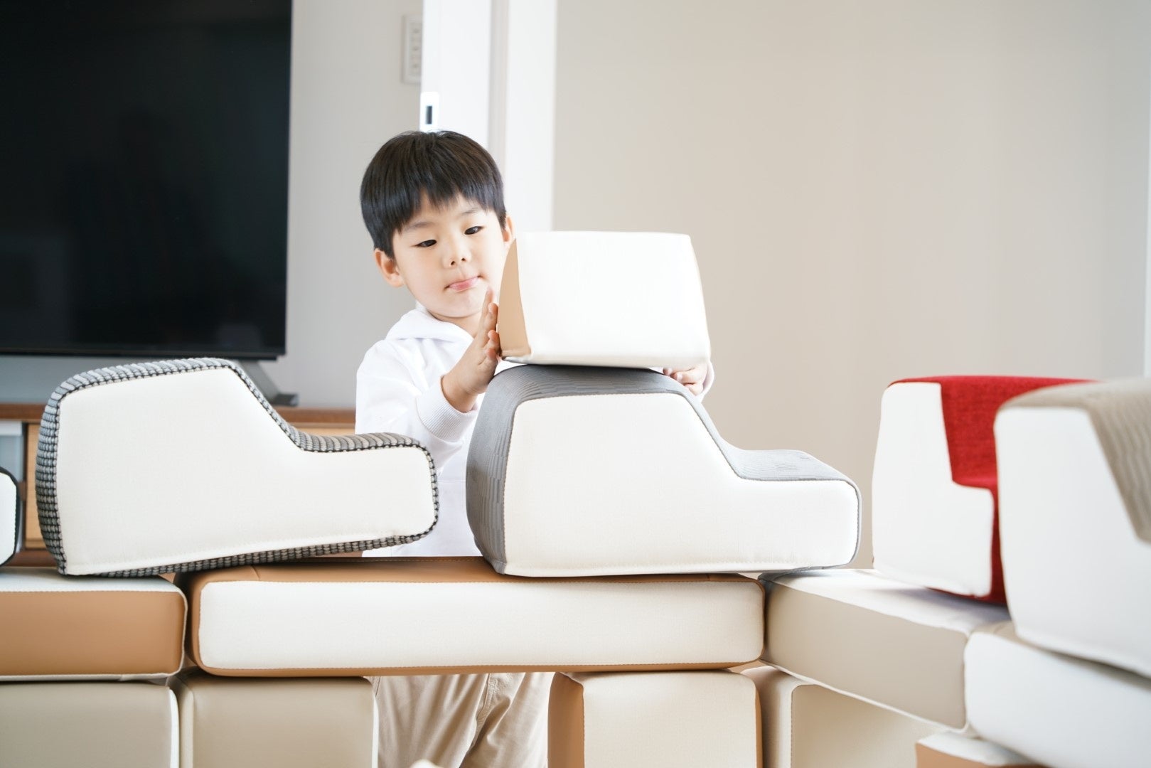 PLAYクッションを道路に見立てKURUMAで遊ぶ様子