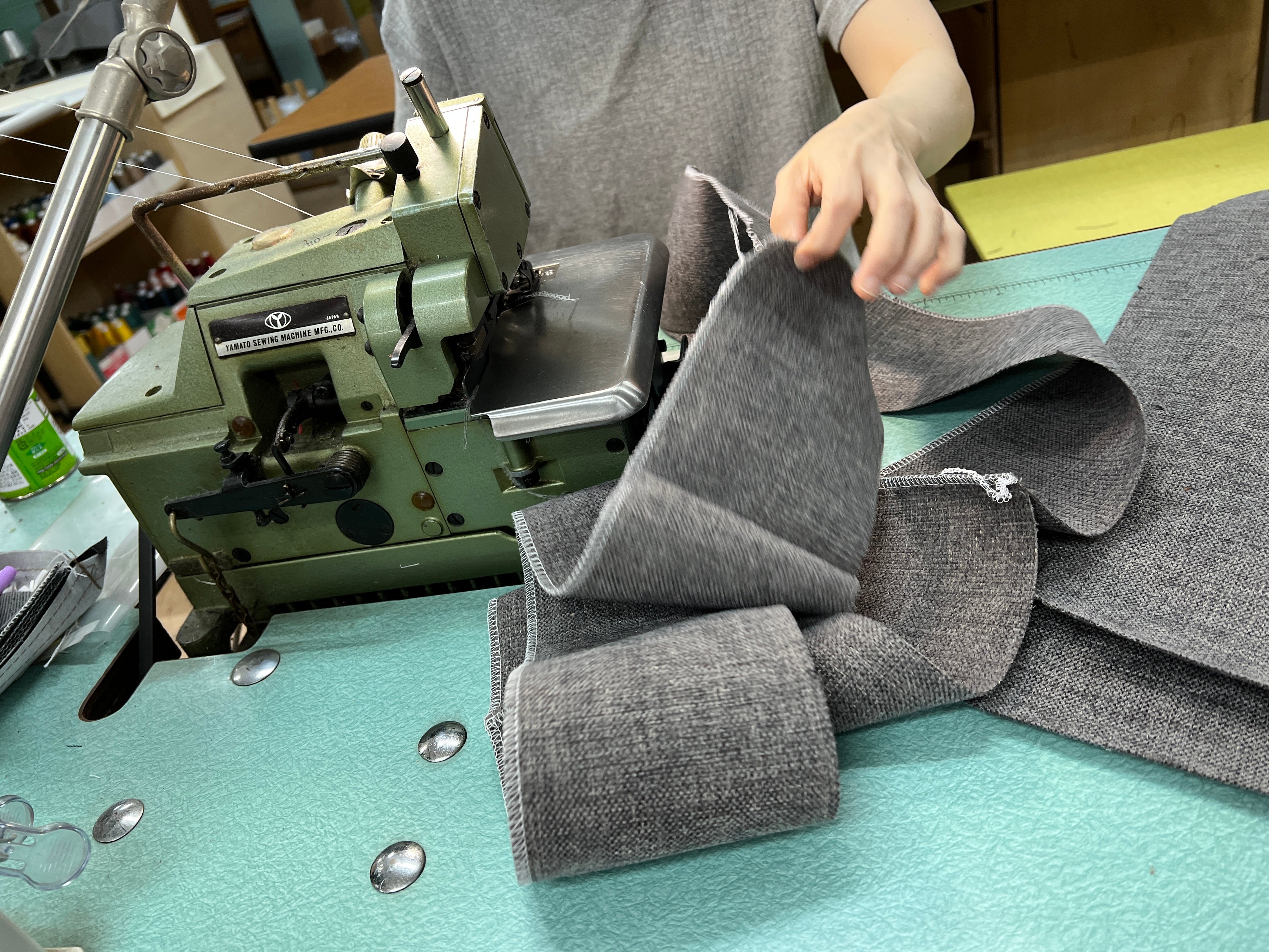 縫製工程：ロックミシン