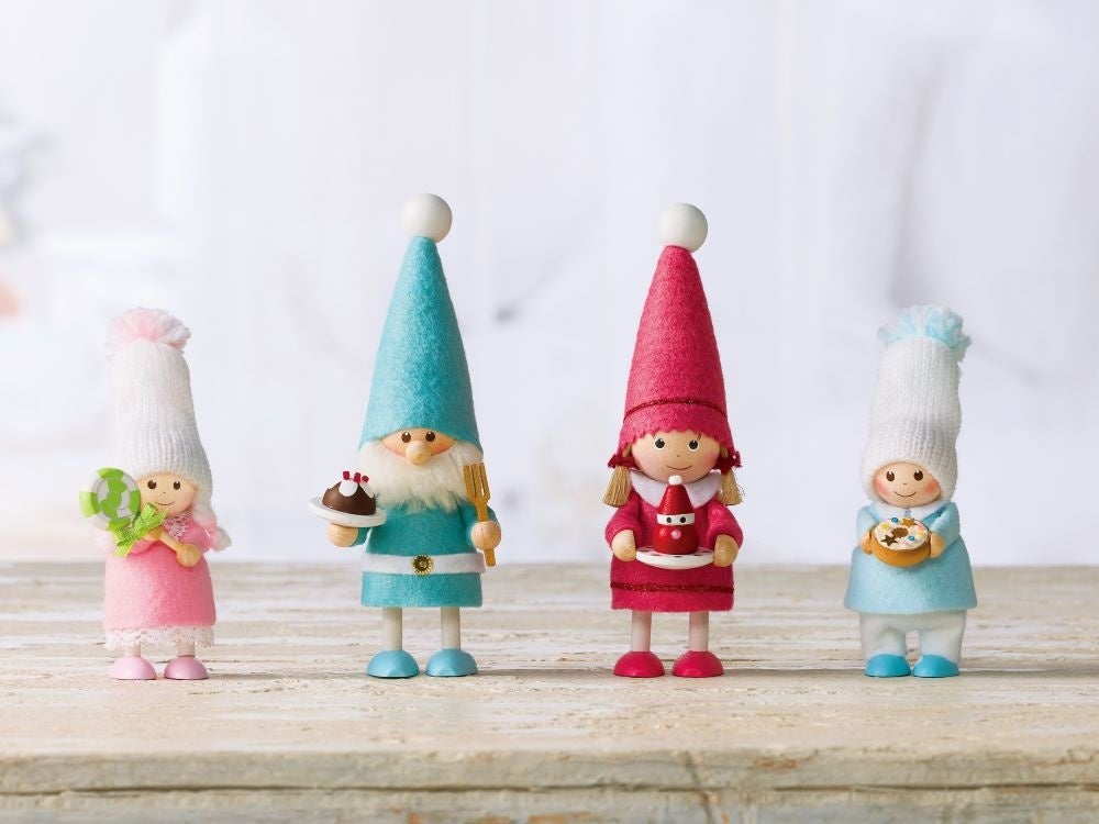 レア　高島屋限定　ノルディカニッセ　サンタ いちごのサンタをどうぞの女の子 | 商品詳細 | 高島屋オンライン