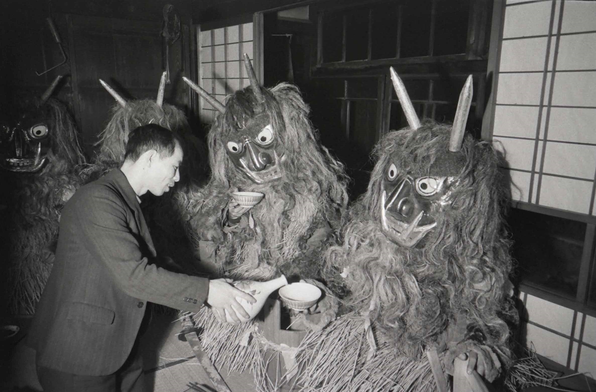 ナマハゲ　秋田、1957、撮影：岡本太郎（川崎市岡本太郎美術館蔵）