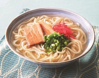 ＜沖縄そば専門店　宜野湾そば＞ 沖縄そば（１人前／130ｇ）991円※テイクアウトのみ　写真は調理例