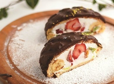 ＜メロンパン専門店　カシェット＞フルーツエクレアメロンパン（１個）972円 ＜各日100個限り＞