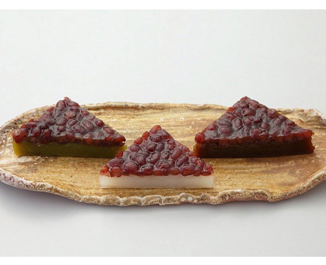 〈仙太郎〉みなづき（白・黒糖・抹茶／各１個入）各２３８円 　氷に似せた三角形の外郎に小豆を敷き詰めました。白・黒糖・抹茶の３種類の味を楽しめます。