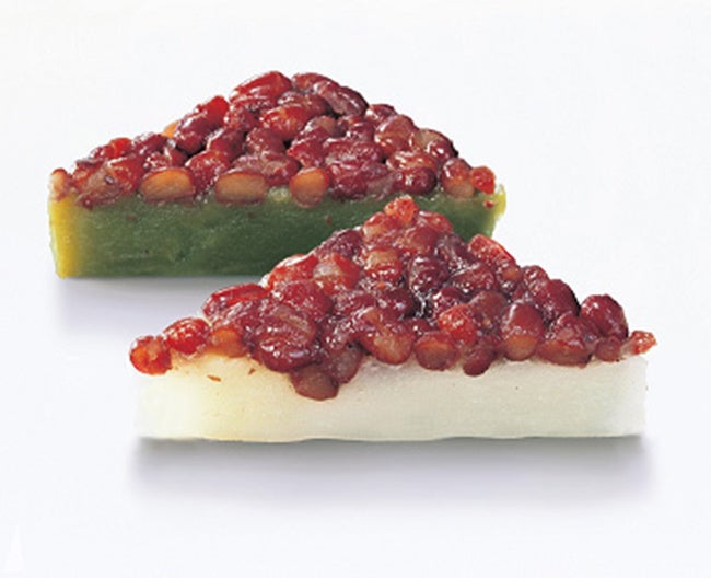 〈鼓月〉水無月（白・抹茶／各2個入）864円　 白・抹茶の2種類のもっちりとした外郎地に、小豆の上品な甘さが広がります。