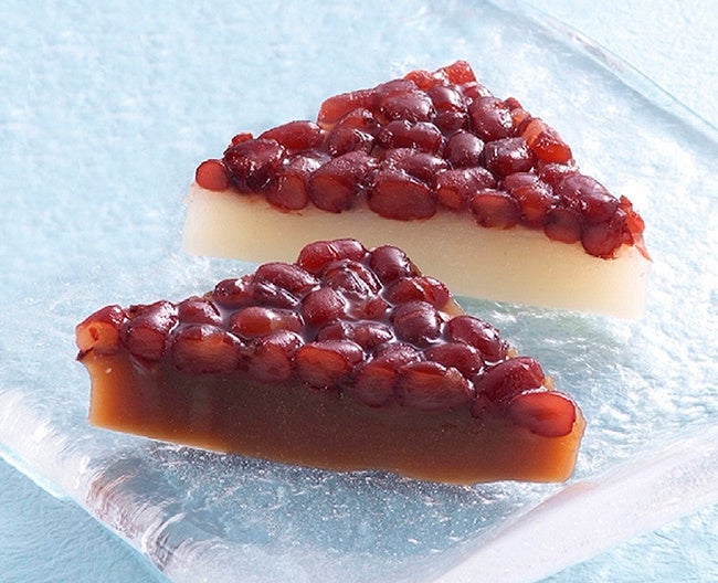 〈俵屋吉富〉水無月 （白・黒糖／各2個入）1,296円 　上品な甘味で炊きあげた小豆を使用し、あっさりとした白外郎とコクのある黒糖の2種類をご用意。 ※販売期間：毎週金・土・日曜日と 6月27日(月)→30日(木)