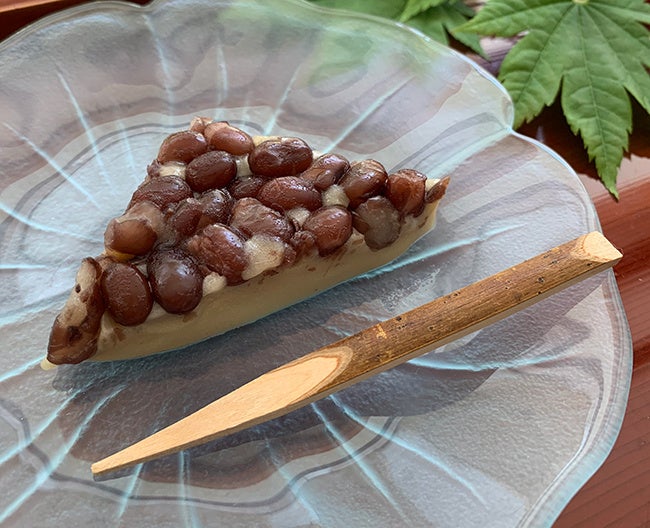 〈半兵衛麸〉水無月麸 (６個入）1,242円 　もっちりとしたなま麸の生地に大粒の小豆を合わせました。