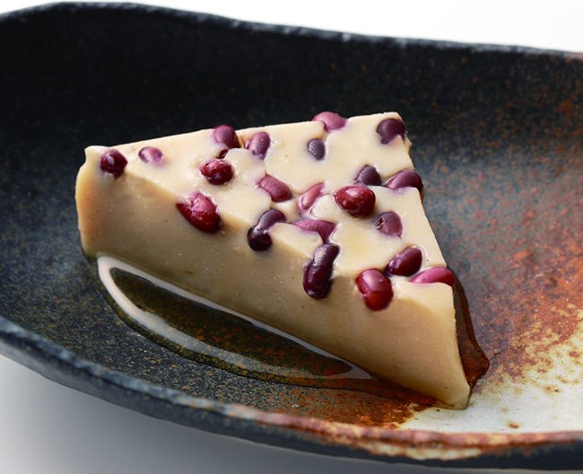 〈京料理 美濃吉〉 水無月ごま豆腐(1個）486円 　ごま豆腐に、厄払いや暑い夏を豆豆しくとの願いを込めた小豆をあしらいました。