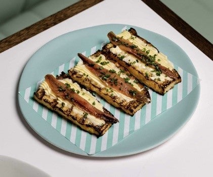 フォカッチャトースト バターとアンチョビフィレのせ