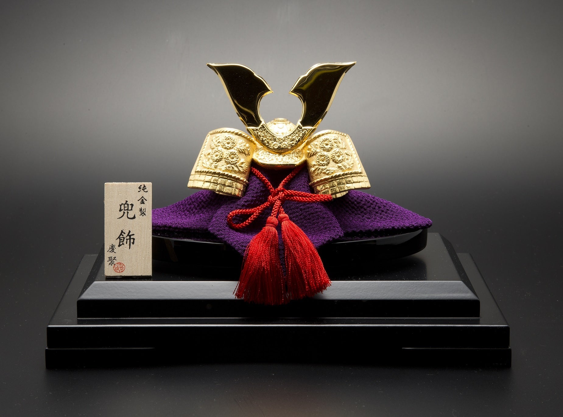 『K24 兜飾り』 913,000円 　重さ：約30ｇ 高さ約8.0㎝×幅約10.0㎝