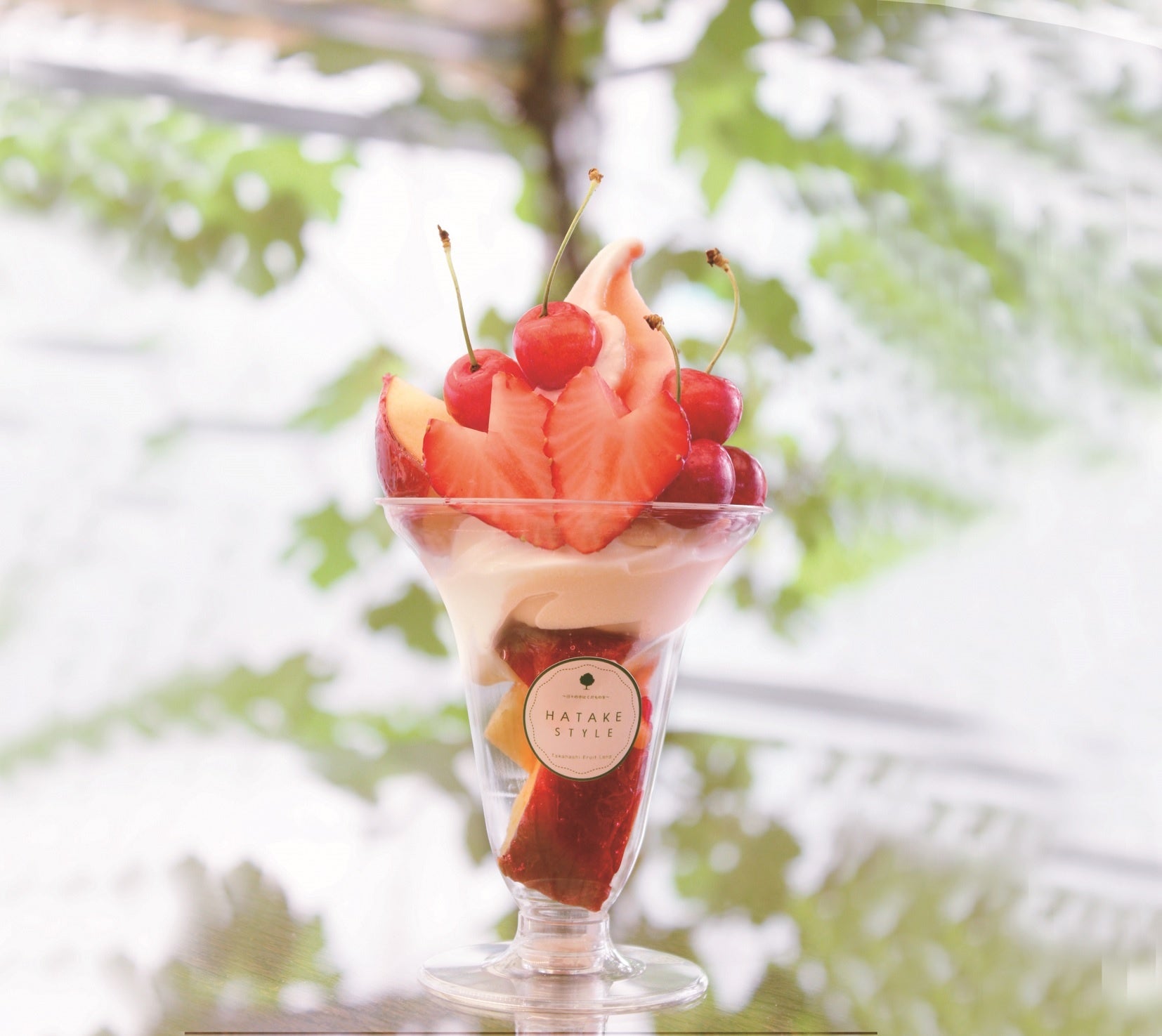 さくらんぼとリンゴ飴のパフェ