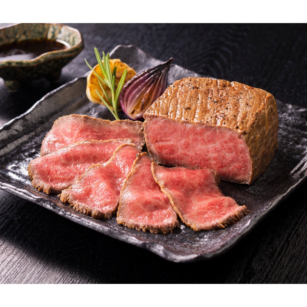 「ローストビーフの店鎌倉山」 黒毛和牛ローストビーフ・黒トリュフ入りソース付 9,180円(税込み)